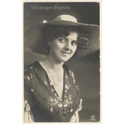 Elegant Woman With Hat / Fashion - Style (Vintage RPPC 1910)