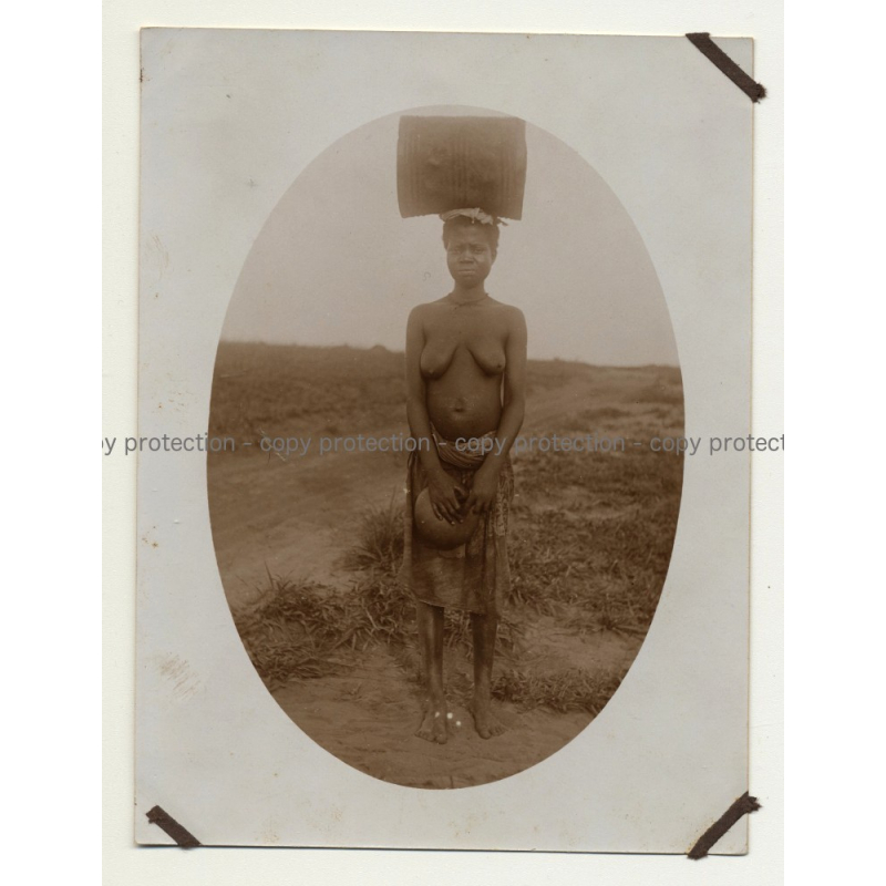 Topless Native African Woman / Head-carrying - Congo? (Vintage Photo 1920s/1930s)