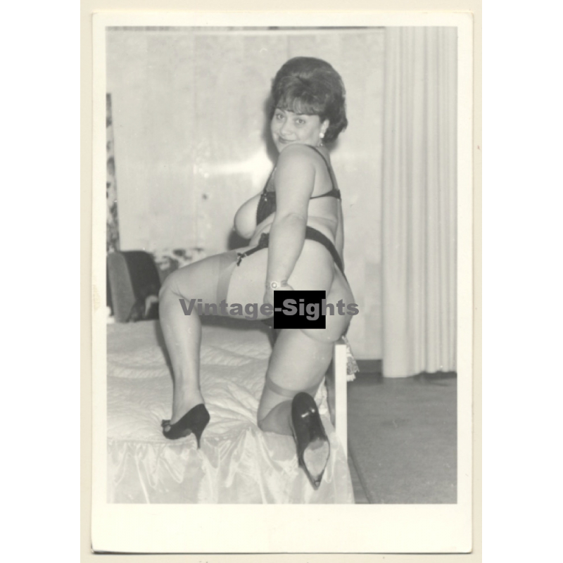 Erotic Study: Busty Kneeling Nude Smiles At Camera / Butt (Vintage RPPC ~1940s/1950s)