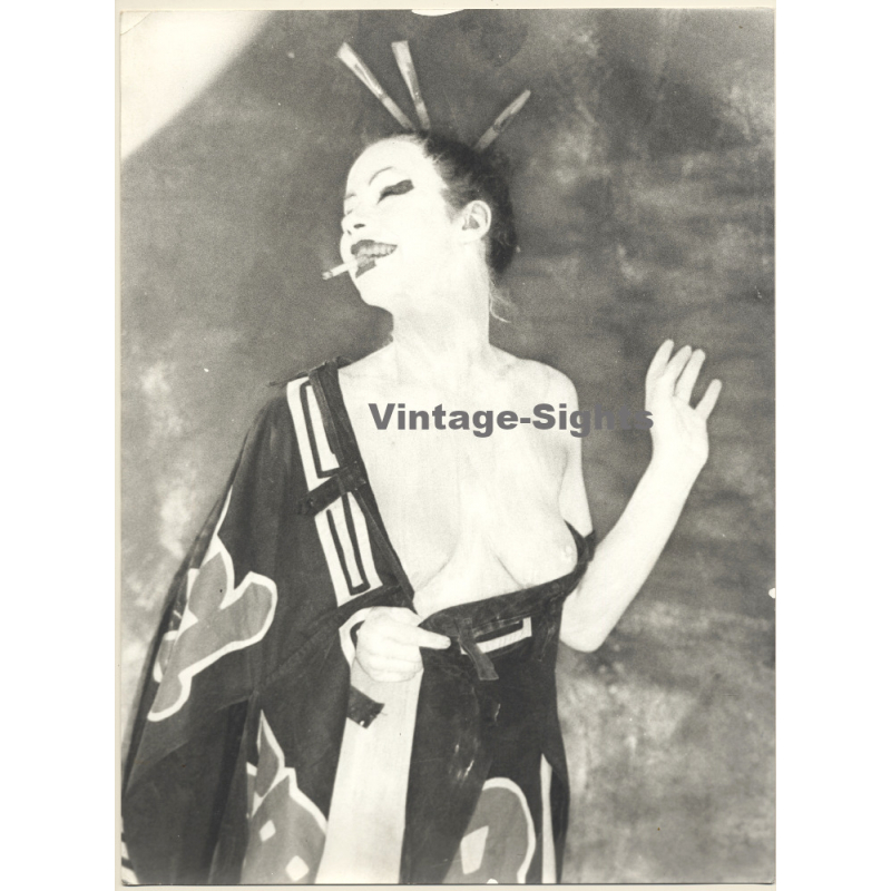 Erotic Study by Pjotr Van Moock: Nude Geisha *2 / Cigarette - Kimono (Vintage XL Photo 40 x 30 CM 1980s) Erotic Study by Pjotr Van Moock: Nude Geisha *2 / Cigarette - Kimono (Vintage XL Photo 40 x 30 CM 1980s)