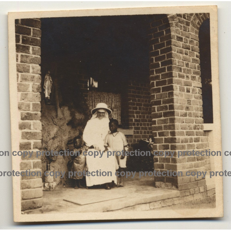 Missionary Sister With 2 African Toddlers / Congo? (Vintage Photo B/W ~ 1930s) Missionary Sister With 2 African Toddlers / Congo? (Vintage Photo B/W ~ 1930s)