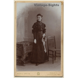 Globus Atelier / Berlin: Elegant Young Woman in Victorian Dress (Vintage Cabinet Card ~1900s/1910s)
