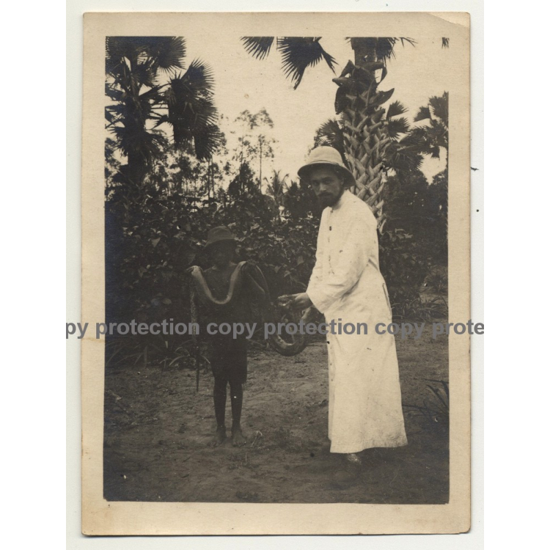 Missionary & Congolese Holding A Boa - Lemfu / Congo (Vintage Photo B/W 1926)