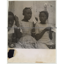 Great Shot Of 3 Young Senegalese Girls Doing Embroderie (Vintage Photo B/W ~1950s)