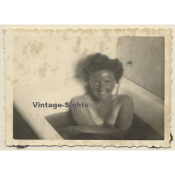 Nice Snapshot Of Nude Woman In Bathtub (Vintage Photo ~1940s)