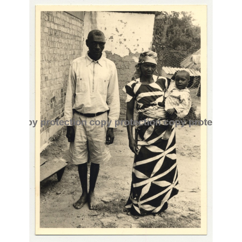 Congolese Family In Goma - Baby On Arm  (Vintage Photo B/W ~1950s)