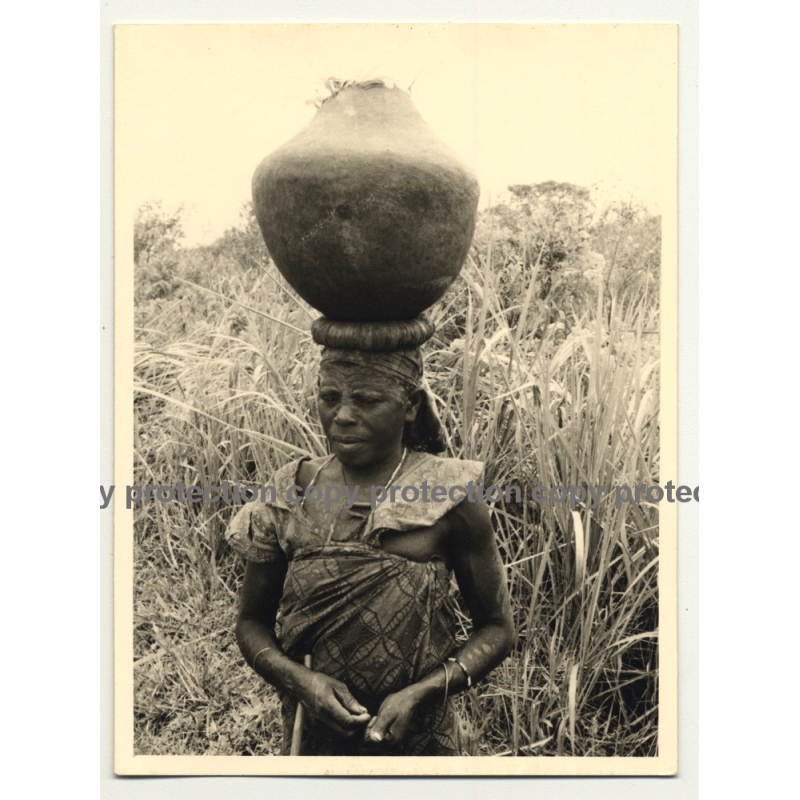 Old Congolese Woman Head-Carrying Clay Pitcher 2 (Vintage Photo B/W ~1950s)