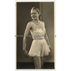 Blonde Underwear Model W. Hand Mirror / Lingerie (Vintage Fashion Photo B/W 1940s/1950s)