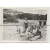 Mallorca - Baleares: Muscular Guy & 4 Girls At Beach (Vintage Photo ~1940s)