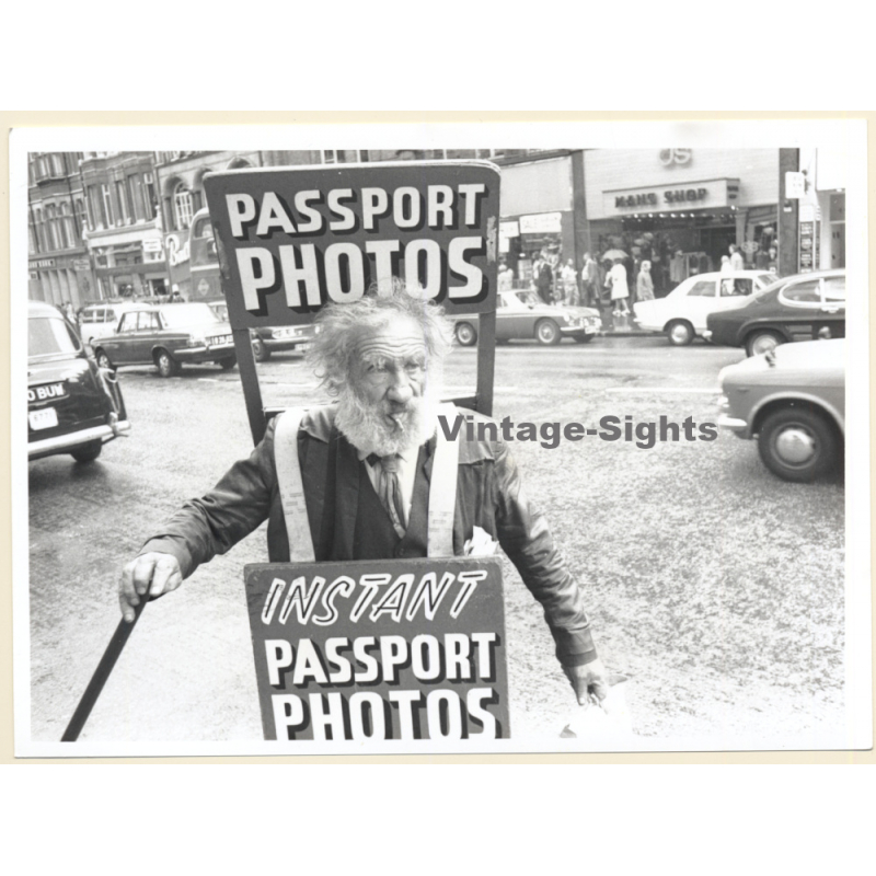 Jerri Bram (1942): Old Scruffy Passport Photos Street Vendor / London (Vintage Photo ~1970s) Jerri Bram (1942): Old Scruffy Passport Photos Street Vendor / London (Vintage Photo ~1970s)