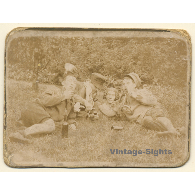 Snapshot Of 3 Men Drinking Wine With A Bust (Vintage Albumen Print ~1900s/1910s) Snapshot Of 3 Men Drinking Wine With A Bust (Vintage Albumen Print ~1900s/1910s)