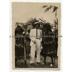 Colonial Master & 2 Bakubas In Ceremonial Dress / Congo (Vintage Photo B/W 1949)
