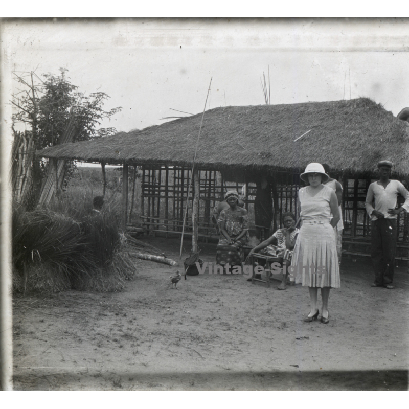 N'Djili - Kimpoko - Léopodville / Congo: Colonial Woman & Natives In Front Of Straw Hut (Vintage Stereo Glass Plate 1934)