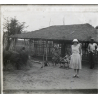 N'Djili - Kimpoko - Léopodville / Congo: Colonial Woman & Natives In Front Of Straw Hut (Vintage Stereo Glass Plate 1934)