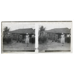 N'Djili - Kimpoko - Léopodville / Congo: Colonial Woman & Natives In Front Of Straw Hut (Vintage Stereo Glass Plate 1934)