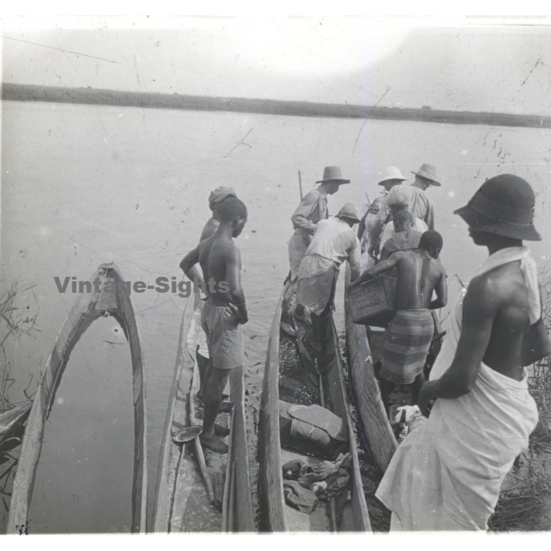 N'Djili - Kimpoko - Léopodville / Congo: Colonial Masters Loading Dugouts / Natives (Vintage Stereo Glass Plate 1934)