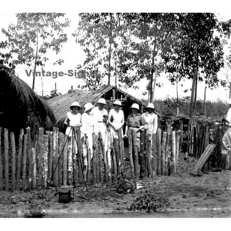 N'Djili - Kimpoko - Léopodville / Congo: Colonialist Behind Wood Fence / Tribal Village (Vintage Stereo Glass Plate 1934)