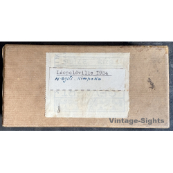 N'Djili - Kimpoko - Léopodville / Congo: Colonialist Behind Wood Fence / Tribal Village (Vintage Stereo Glass Plate 1934)