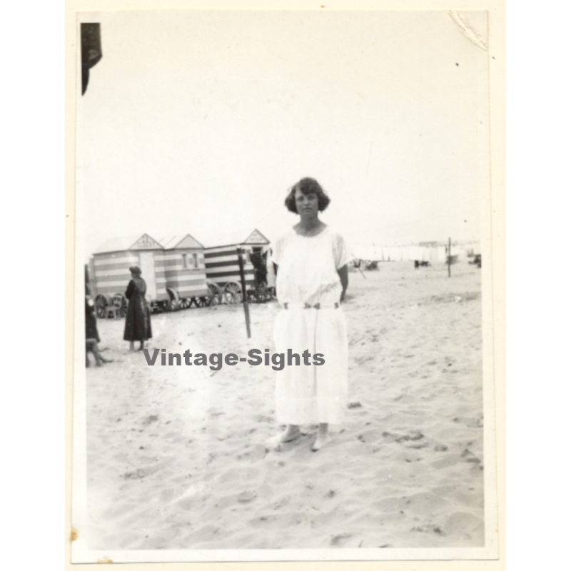 Blankenberge: Elegant Young Woman In White Dress On Beach / Fashion (Vintage Photo 1921)