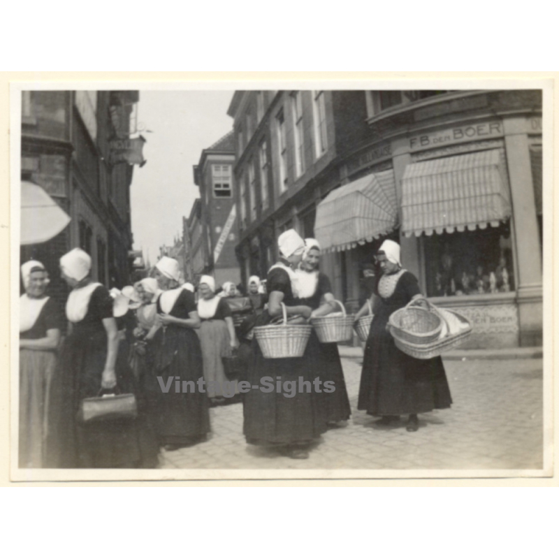 Middelburg: Females On Boter Markt / F.B. Den Boer - Garb (Vintage Photo 1914) Middelburg: Females On Boter Markt / F.B. Den Boer - Garb (Vintage Photo 1914)