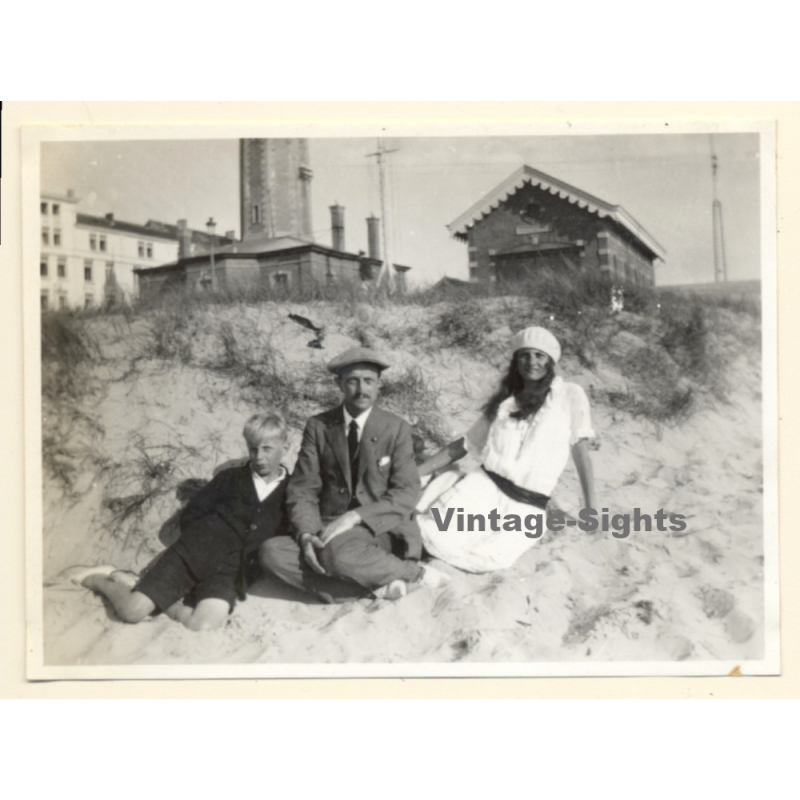 Heist: Father, Daughter & Son Sitting In The Dunes / Fashion (Vintage Photo 1914)