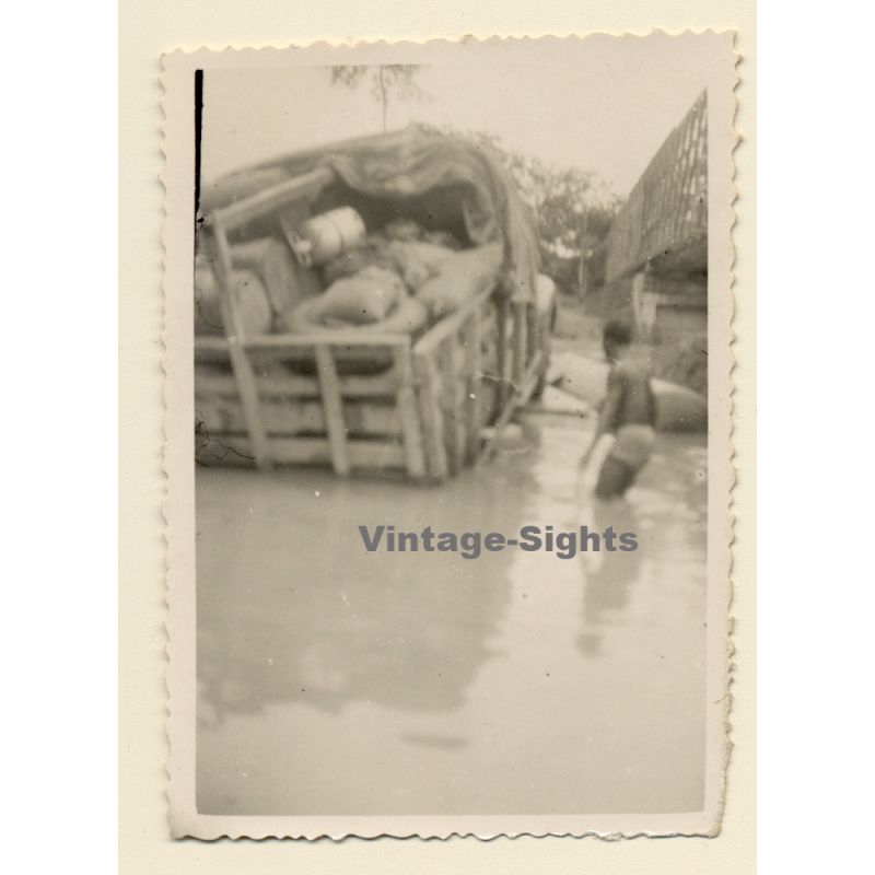 Liberia: Le Bac / Lorry Missed Ferry - Stuck In River*2 (Vintage Photo ~1950s) Liberia: Le Bac / Lorry Missed Ferry - Stuck In River*2 (Vintage Photo ~1950s)