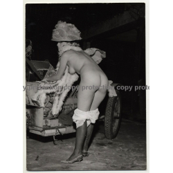 Beautiful Nude With Freaky Hat Checks Oldtimer (Vintage Photo ~1950s/1960s)