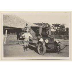 Muma / Congo Belge: Colonial Master In Front Of Truck & 2 Natives  (Vintage Photo 1930)