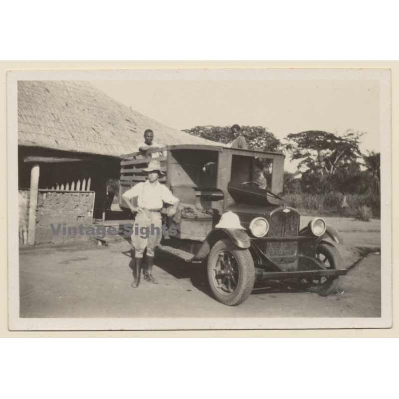 Muma / Congo Belge: Colonial Master In Front Of Truck & 2 Natives  (Vintage Photo 1930)