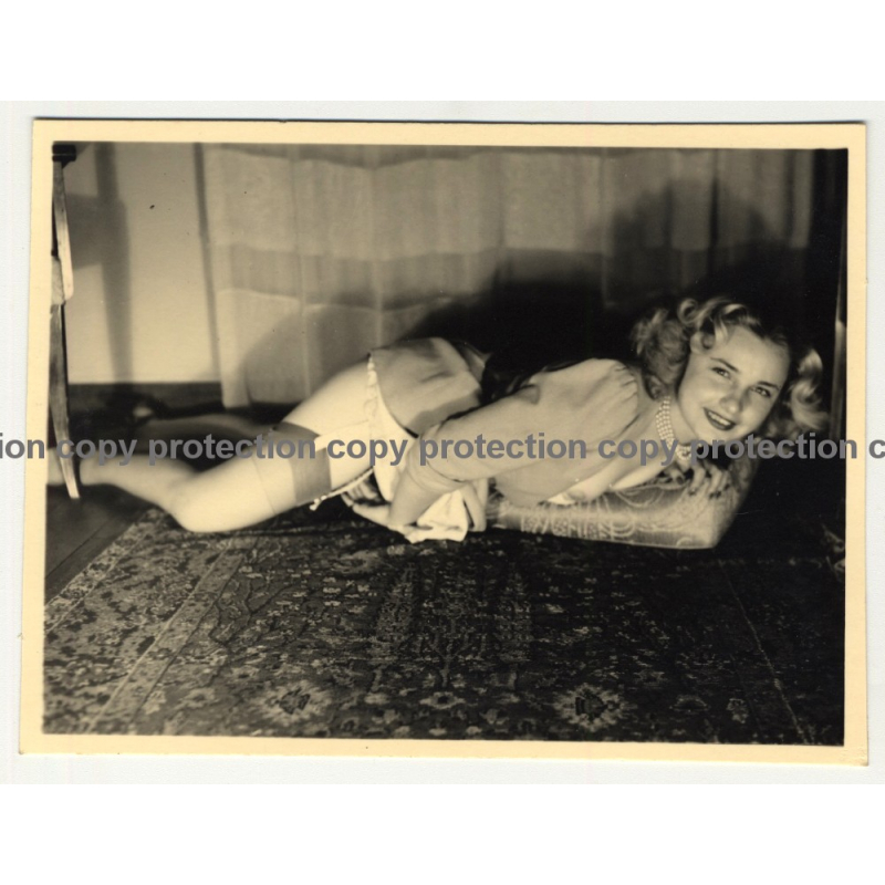 Sweet Blonde Undresses *2 / Nipple - Floor (Vintage Photo ~1950s)