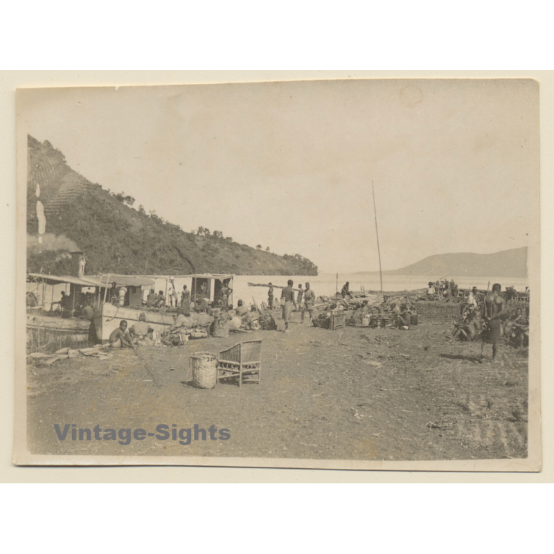 Congo Belge: Force Publique Soldiers & Natives  At River Shore (Vintage Photo ~1920s/1930s)