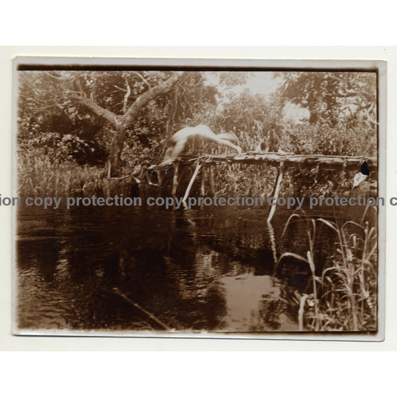 Snapshot Of Nude Man Who Jumps Into River / Congo? (Vintage 2nd Gen.Photo B/W ~1920s/1930s)