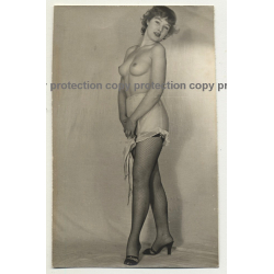 Busty Shorthaired Pin Up Girl *1 / Boobs (Vintage Photo B/W ~1940s/1950s)
