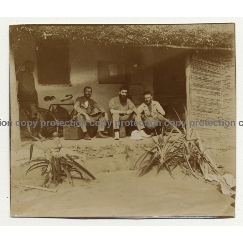 3 Colonial Masters & Native woman In Front Of Cottage / Congo (Vintage Photo Sepia 1914)