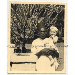 North African Guy W. White Baby On His Arm / Fes (Vintage Photo B/W ~1930s/194s)