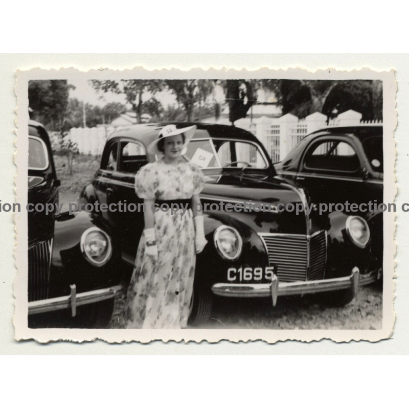 Léopoldville / Congo: Fancy Woman Poses In Front Of Mercury (Vintage Photo B/W 1939) Léopoldville / Congo: Fancy Woman Poses In Front Of Mercury (Vintage Photo B/W 1939)