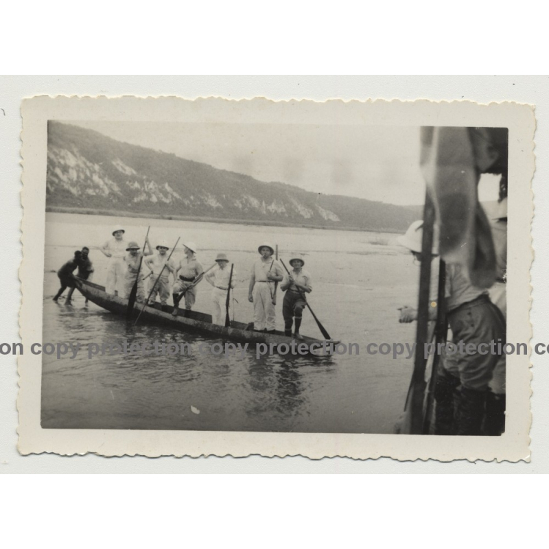 Congo / Africa: Colonial Masters On Dugout / Lake (Vintage Photo B/W ~1930s/1940s) Congo / Africa: Colonial Masters On Dugout / Lake (Vintage Photo B/W ~1930s/1940s)