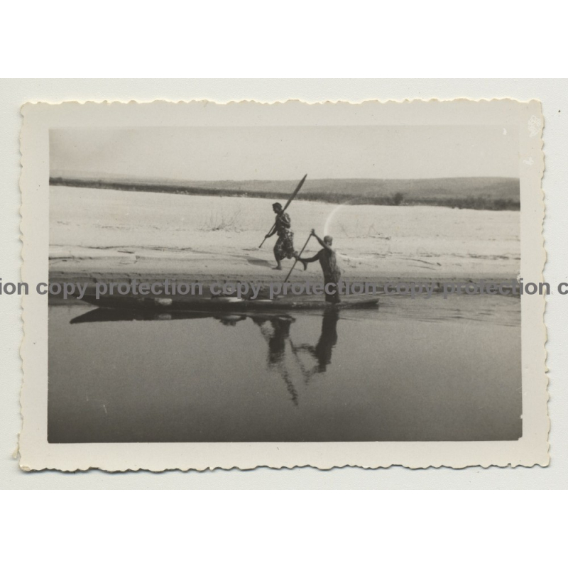 Africa: Congolese Guy In Dugout Race Against Guy At Shore (Vintage Photo B/W ~1930s/1940s) Africa: Congolese Guy In Dugout Race Against Guy At Shore (Vintage Photo B/W ~1930s/1940s)