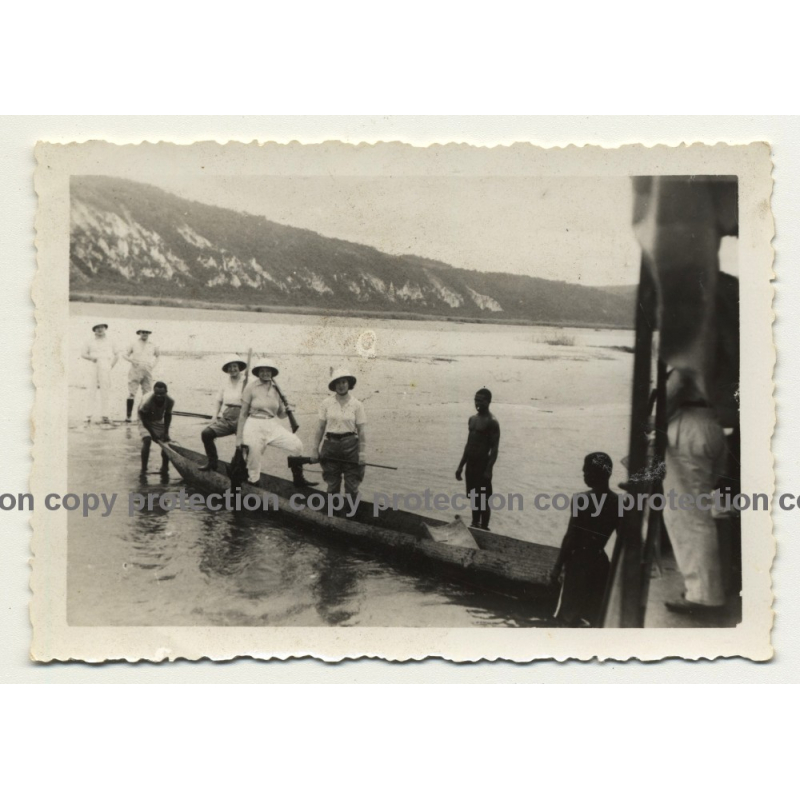 Congo / Africa: Colonial Masters On Dugout / Lake (Vintage Photo B/W ~1930s/1940s) Congo / Africa: Colonial Masters On Dugout / Lake (Vintage Photo B/W ~1930s/1940s)