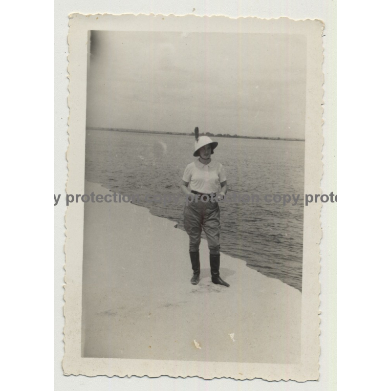 Congo / Africa: Colonial Woman W. Tropical Hat At Lake Shore (Vintage Photo B/W ~1930s/1940s) Congo / Africa: Colonial Woman W. Tropical Hat At Lake Shore (Vintage Photo B/W ~1930s/1940s)