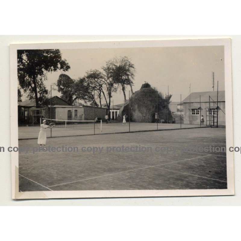 Elisabethville / Congo: Female Tennis Player At Serve B.C.K. (Vintage Photo B/W 1934) Elisabethville / Congo: Female Tennis Player At Serve B.C.K. (Vintage Photo B/W 1934)