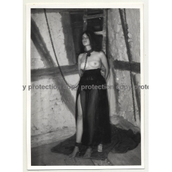 Darkhaired Beauty In Dungeon *6 / Tan Lines - Collar - BDSM (Vintage Photo B/W 1964)