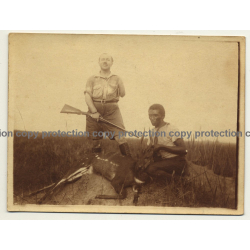 Congo-Belge: One-Armed Hunter & Native With Shot Antelope (Vintage Photo 1920s/1930s)