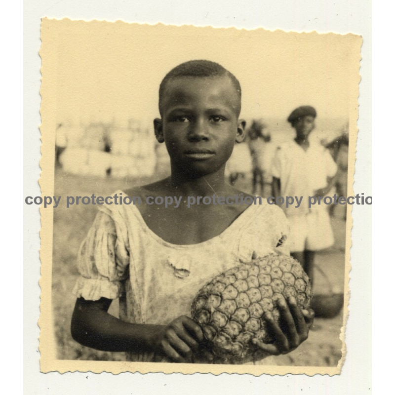 Congo-Belge: Portrait Of Pretty Young Girl With Pineapple (Vintage Photo B/W ~1940s/1950s)